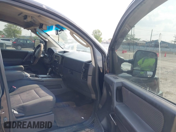 2011 Nissan Titan SL z VIN 1N6AA0EC8BN325356, wystawiony jako IAAI lot #42475121 z przebiegiem 278 631 mil mil oraz . Historia ofert i sprzedaży dostępna na DreamBid. Obrazek 5.