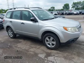 2011 Subaru Forester X z VIN JF2SHBBC9BH705583, wystawiony jako IAAI lot #42428422 z przebiegiem 137 275 mil mil oraz . Historia ofert i sprzedaży dostępna na DreamBid. Obrazek 1.