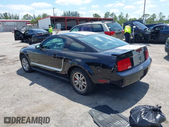 2007 Ford Mustang Deluxe z VIN 1ZVFT80N675242314, wystawiony jako IAAI lot #42318323 z przebiegiem 171 017 mil mil oraz . Historia ofert i sprzedaży dostępna na DreamBid. Obrazek 3.