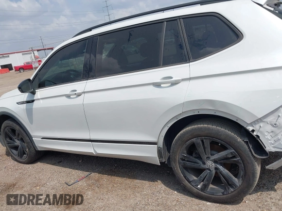 2024 Volkswagen Tiguan SE R-Line Black z VIN 3VVCB7AX5RM053896, wystawiony jako IAAI lot #41883670 z przebiegiem 11 239 mil mil oraz . Historia ofert i sprzedaży dostępna na DreamBid. Obrazek 15.