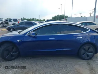 2019 Tesla Model 3 Mid Range z VIN 5YJ3E1EA8KF308947, wystawiony jako IAAI lot #39617997 z przebiegiem 70 831 mil mil oraz . Historia ofert i sprzedaży dostępna na DreamBid. Obrazek 14.