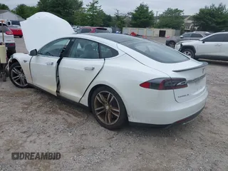 2013 Tesla Model S Performance z VIN 5YJSA1DP1DFP16609, wystawiony jako IAAI lot #42458995 z przebiegiem 110 722 mil mil oraz . Historia ofert i sprzedaży dostępna na DreamBid. Obrazek 3.