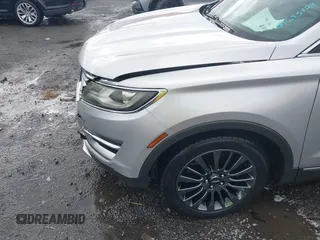 2015 Lincoln MKC z VIN 5LMCJ1A95FUJ20349, wystawiony jako IAAI lot #41695129 z przebiegiem 140 878 mil mil oraz . Historia ofert i sprzedaży dostępna na DreamBid. Obrazek 17.