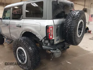 2023 Ford Bronco z VIN 1FMEE5DP2PLB55066, wystawiony jako IAAI lot #41981227 z przebiegiem 16 137 mil mil oraz . Historia ofert i sprzedaży dostępna na DreamBid. Obrazek 6.