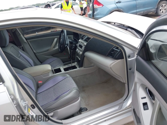 2011 Toyota Camry LE z VIN 4T1BF3EK9BU748210, wystawiony jako IAAI lot #42288534 z przebiegiem 141 208 mil mil oraz . Historia ofert i sprzedaży dostępna na DreamBid. Obrazek 5.