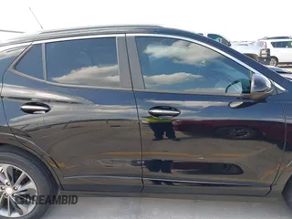 2020 Buick Encore GX Select z VIN KL4MMDS2XLB080034, wystawiony jako IAAI lot #42400884 z przebiegiem 67 632 mil mil oraz . Historia ofert i sprzedaży dostępna na DreamBid. Obrazek 13.