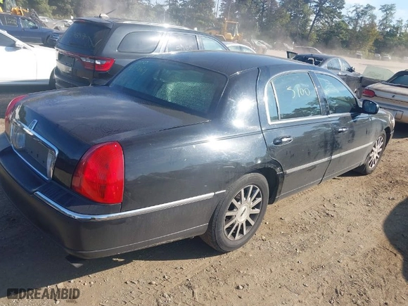 2006 Lincoln Town Car Signature with VIN 1LNHM81W66Y643077, listed as a IAAI auction lot 40527238 with 142,191 mi miles. Bid and sale history available at carsss.com. Image 4.
