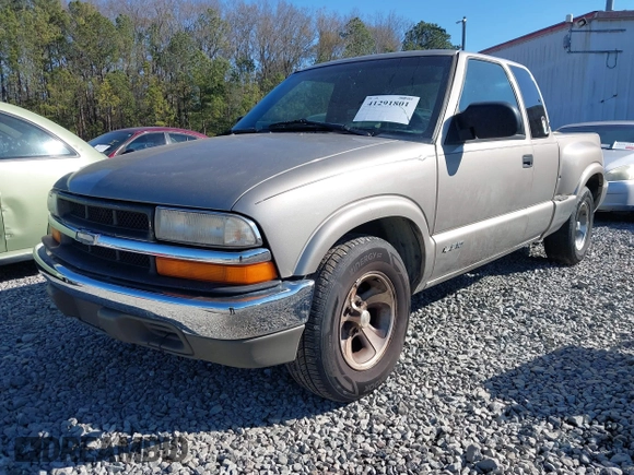 2000 Chevrolet S-10 LS with VIN 1GCCS1953Y8230205, listed as a IAAI auction lot 41291801 with 97,197 mi miles. Bid and sale history available at carsss.com. Image 2.