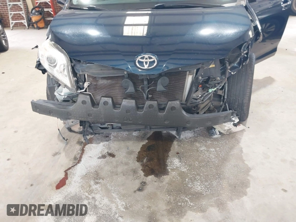 2011 Toyota Sienna XLE AAS z VIN 5TDYK3DC1BS130064, wystawiony jako IAAI lot #42600155 z przebiegiem 139 078 mil mil oraz . Historia ofert i sprzedaży dostępna na DreamBid. Obrazek 6.