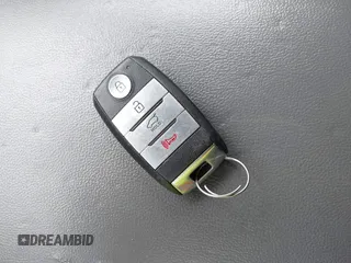 2016 Kia Sorento EX z VIN 5XYPHDA59GG159242, wystawiony jako IAAI lot #42223914 z przebiegiem 267 351 mil mil oraz . Historia ofert i sprzedaży dostępna na DreamBid. Obrazek 11.