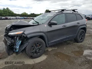 2017 Jeep Cherokee Trailhawk z VIN 1C4PJMBSXHW566726, wystawiony jako Copart lot #63157685 z przebiegiem Nie podano mil oraz Szkoda całkowita • Salvage title. Historia ofert i sprzedaży dostępna na DreamBid. Obrazek 1.
