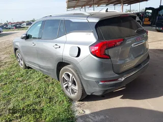 2020 GMC Terrain SLT z VIN 3GKALPEV5LL107341, wystawiony jako IAAI lot #41931464 z przebiegiem 71 632 mil mil oraz . Historia ofert i sprzedaży dostępna na DreamBid. Obrazek 3.