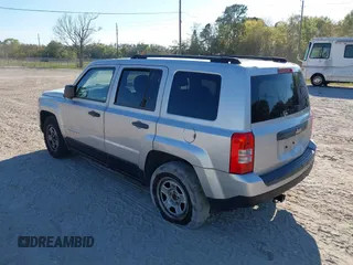2011 Jeep Patriot Latitude with VIN 1J4NT1GA3BD220000, listed as a IAAI auction lot 41703041 with 138,945 mi miles. Bid and sale history available at carsss.com. Image 3.