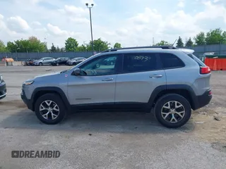 2015 Jeep Cherokee Trailhawk z VIN 1C4PJMBS5FW615313, wystawiony jako IAAI lot #42250873 z przebiegiem 148 008 mil mil oraz . Historia ofert i sprzedaży dostępna na DreamBid. Obrazek 14.