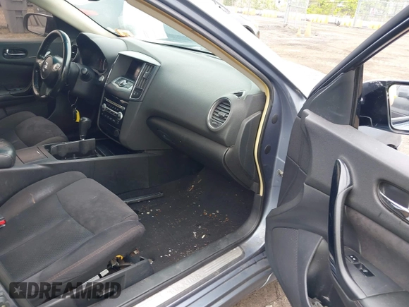 2011 Nissan Maxima SV z VIN 1N4AA5AP9BC808140, wystawiony jako IAAI lot #42257514 z przebiegiem 190 943 mil mil oraz . Historia ofert i sprzedaży dostępna na DreamBid. Obrazek 5.