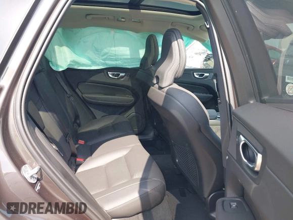 2025 Volvo XC60 Plus z VIN YV4M12RC0S1172417, wystawiony jako IAAI lot #42438854 z przebiegiem 2 853 mil mil oraz . Historia ofert i sprzedaży dostępna na DreamBid. Obrazek 8.