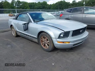 2005 Ford Mustang Deluxe z VIN 1ZVFT84N455252427, wystawiony jako IAAI lot #42786604 z przebiegiem Nie podano mil oraz . Historia ofert i sprzedaży dostępna na DreamBid. Obrazek 1.