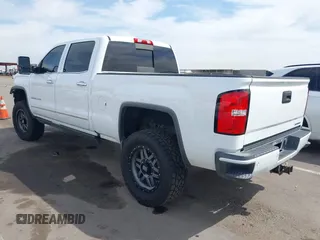 2016 GMC Sierra 2500HD Denali z VIN 1GT12UE88GF170375, wystawiony jako IAAI lot #41885873 z przebiegiem 150 108 mil mil oraz . Historia ofert i sprzedaży dostępna na DreamBid. Obrazek 3.