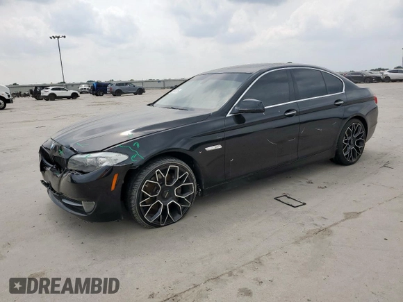 2011 BMW 5 Series 535i z VIN WBAFR7C53BC800189, wystawiony jako Copart lot #56293035 z przebiegiem 201 440 mil mil oraz Szkody całkowita. Historia ofert i sprzedaży dostępna na DreamBid. Obrazek 1.