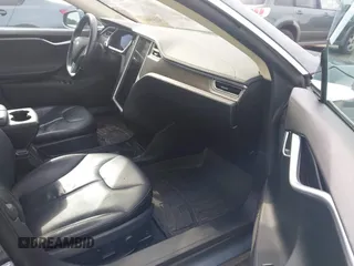 2013 Tesla Model S с VIN 5YJSA1CN4DFP26552, выставлен на аукционе IAAI как лот 42370183 с пробегом Не указан миль и . История ставок и продаж доступна на DreamBid. Изображение 5.