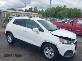 2019 Chevrolet Trax LT z VIN KL7CJLSB4KB828096, wystawiony jako IAAI lot #42233971 z przebiegiem 99 112 mil mil oraz . Historia ofert i sprzedaży dostępna na DreamBid. Obrazek 1.
