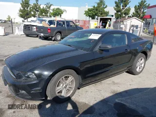 2014 Ford Mustang V6 z VIN 1ZVBP8AM5E5304212, wystawiony jako IAAI lot #42349481 z przebiegiem 18 478 mil mil oraz . Historia ofert i sprzedaży dostępna na DreamBid. Obrazek 2.