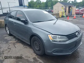 2014 Volkswagen Jetta S z VIN 3VW2K7AJ2EM250652, wystawiony jako IAAI lot #42520844 z przebiegiem 144 497 mil mil oraz . Historia ofert i sprzedaży dostępna na DreamBid. Obrazek 1.