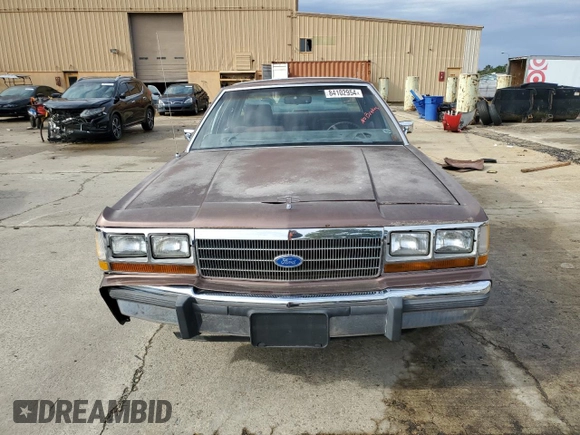 1989 Ford Crown Victoria z VIN 2FABP74F3KX157785, wystawiony jako Copart lot #84102954 z przebiegiem 68 996 mil mil oraz Czysty tytuł • Clean title. Historia ofert i sprzedaży dostępna na DreamBid. Obrazek 5.