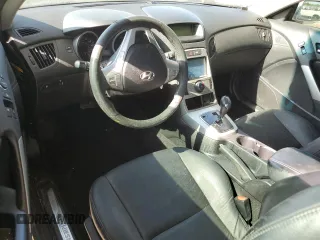 2010 Hyundai Genesis Coupe Grand Touring z VIN KMHHU6KH8AU040913, wystawiony jako Copart lot #57479885 z przebiegiem Nie podano mil oraz Szkoda całkowita • Salvage title. Historia ofert i sprzedaży dostępna na DreamBid. Obrazek 8.