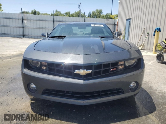 2013 Chevrolet Camaro LT z VIN 2G1FC1E38D9163929, wystawiony jako Copart lot #57153955 z przebiegiem 44 863 mil mil oraz Czysty tytuł • Clean title. Historia ofert i sprzedaży dostępna na DreamBid. Obrazek 5.