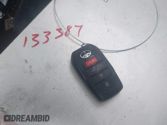 2024 Toyota Land Cruiser z VIN JTEABFAJ9RK004196, wystawiony jako IAAI lot #40875883 z przebiegiem 7 025 mil mil oraz . Historia ofert i sprzedaży dostępna na DreamBid. Obrazek 11.