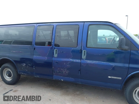 2002 Chevrolet Express with VIN 1GAHG39RX21222715, listed as a IAAI auction lot 42201370 with 107,516 mi miles. Bid and sale history available at carsss.com. Image 6.