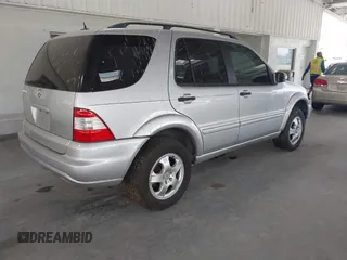 2002 Mercedes-Benz M 320/430/500 z VIN 4JGAB54E42A298255, wystawiony jako IAAI lot #42502789 z przebiegiem 134 879 mil mil oraz . Historia ofert i sprzedaży dostępna na DreamBid. Obrazek 4.