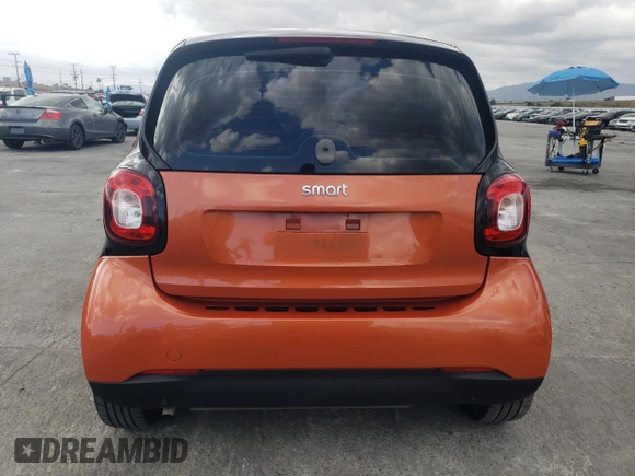 2016 Smart fortwo Passion z VIN WMEFJ5DAXGK069026, wystawiony jako Copart lot #53535045 z przebiegiem 34 410 mil mil oraz Tytuł czysty. Historia ofert i sprzedaży dostępna na DreamBid. Obrazek 6.