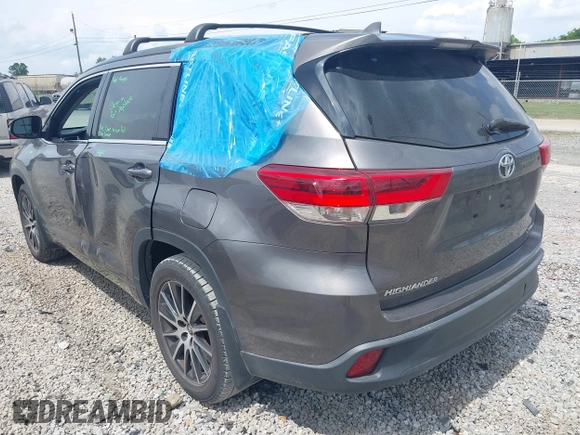 2018 Toyota Highlander SE z VIN 5TDJZRFH6JS495380, wystawiony jako IAAI lot #42427831 z przebiegiem 117 159 mil mil oraz . Historia ofert i sprzedaży dostępna na DreamBid. Obrazek 3.