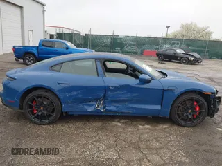 2022 Porsche Taycan GTS z VIN WP0AD2Y17NSA59692, wystawiony jako IAAI lot #41961572 z przebiegiem 12 680 mil mil oraz . Historia ofert i sprzedaży dostępna na DreamBid. Obrazek 6.