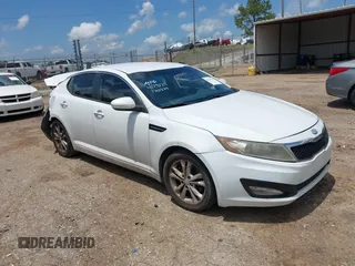 2013 Kia Optima LX z VIN 5XXGM4A79DG170660, wystawiony jako IAAI lot #42216942 z przebiegiem 210 481 mil mil oraz . Historia ofert i sprzedaży dostępna na DreamBid. Obrazek 1.