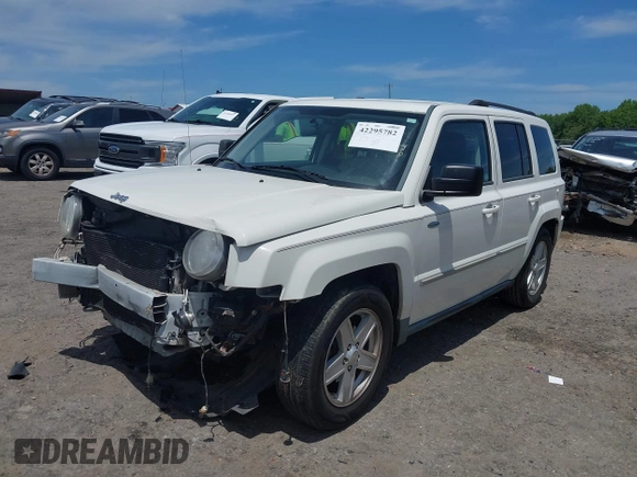 2010 Jeep Patriot Latitude z VIN 1J4NT1GA1AD621060, wystawiony jako IAAI lot #42295782 z przebiegiem 158 352 mil mil oraz . Historia ofert i sprzedaży dostępna na DreamBid. Obrazek 2.