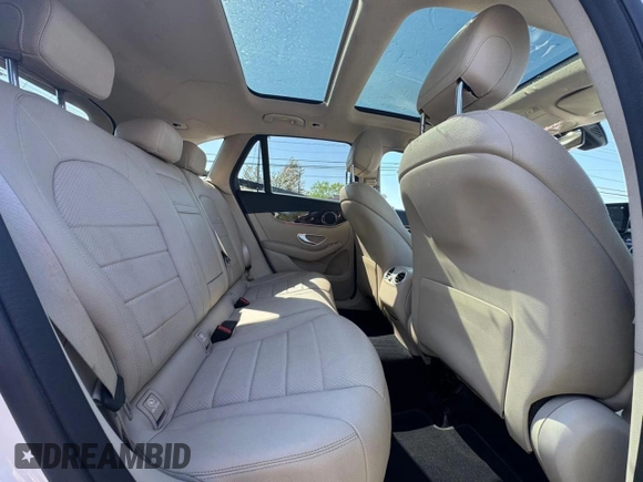 2021 Mercedes-Benz GLC 300 z VIN W1N0G8DB6MV300830, wystawiony jako Copart lot #61652945 z przebiegiem 135 882 mil mil oraz Czysty tytuł • Clean title. Historia ofert i sprzedaży dostępna na DreamBid. Obrazek 6.