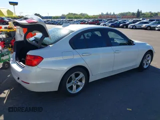 2015 BMW 3 Series 328i xDrive z VIN WBA3B5G58FNS13423, wystawiony jako IAAI lot #42050878 z przebiegiem 82 235 mil mil oraz . Historia ofert i sprzedaży dostępna na DreamBid. Obrazek 4.