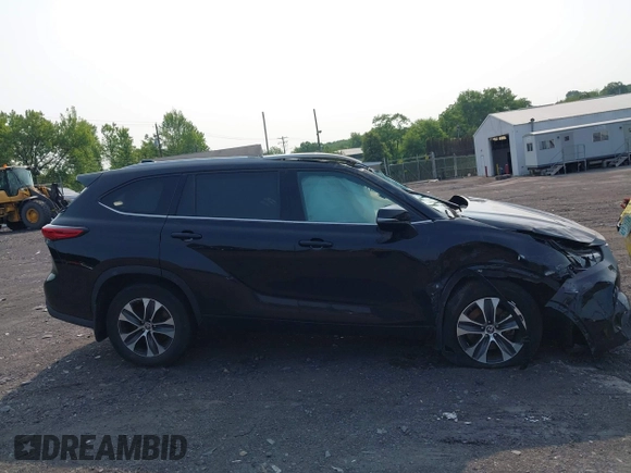 2022 Toyota Highlander XLE with VIN 5TDGZRBH0NS218066, listed as a IAAI auction lot 42461816 with 61,789 mi miles and . Bid and sale history available at DreamBid. Image 13.