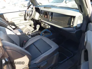 2023 Ford Bronco с VIN 1FMDE5CH4PLB60825, выставлен на аукционе IAAI как лот 41492285 с пробегом 10 017 миль миль и . История ставок и продаж доступна на DreamBid. Изображение 5.