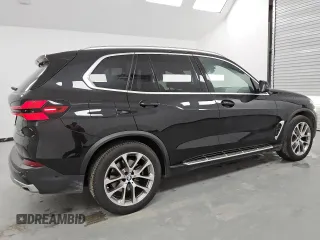 2024 BMW X5 xDrive40i z VIN 5UX23EU04R9T53436, wystawiony jako Copart lot #49401355 z przebiegiem 31 358 mil mil oraz Tytuł czysty. Historia ofert i sprzedaży dostępna na DreamBid. Obrazek 3.