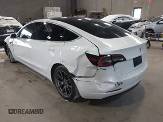 2020 Tesla Model 3 Long Range z VIN 5YJ3E1EB9LF622214, wystawiony jako IAAI lot #41351132 z przebiegiem 133 805 mil mil oraz . Historia ofert i sprzedaży dostępna na DreamBid. Obrazek 3.