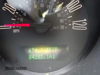 2005 Ford Mustang Deluxe z VIN 1ZVFT84N655195289, wystawiony jako IAAI lot #42182596 z przebiegiem 84 205 mil mil oraz . Historia ofert i sprzedaży dostępna na DreamBid. Obrazek 16.