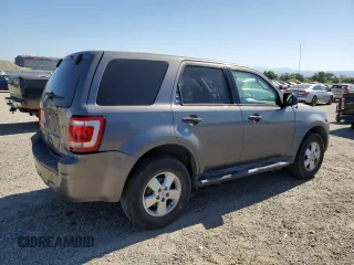 2009 Ford Escape XLS z VIN 1FMCU02729KA14846, wystawiony jako Copart lot #61658205 z przebiegiem 239 852 mil mil oraz Czysty tytuł • Clean title. Historia ofert i sprzedaży dostępna na DreamBid. Obrazek 3.