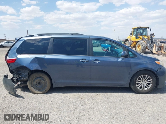 2017 Toyota Sienna XLE Auto Access Seat z VIN 5TDYZ3DC3HS826445, wystawiony jako IAAI lot #42455408 z przebiegiem 89 495 mil mil oraz . Historia ofert i sprzedaży dostępna na DreamBid. Obrazek 13.