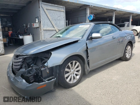 2010 Chrysler Sebring Touring z VIN 1C3BC5ED9AN182007, wystawiony jako Copart lot #51168905 z przebiegiem 124 495 mil mil oraz Szkody całkowita. Historia ofert i sprzedaży dostępna na DreamBid. Obrazek 1.