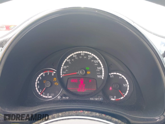 2015 Volkswagen Beetle Fleet Edition z VIN 3VWF17AT5FM611508, wystawiony jako IAAI lot #42441498 z przebiegiem 98 536 mil mil oraz . Historia ofert i sprzedaży dostępna na DreamBid. Obrazek 7.