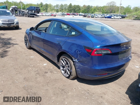 2022 Tesla Model 3 Long Range z VIN 5YJ3E1EB7NF180049, wystawiony jako IAAI lot #42188963 z przebiegiem 18 604 mil mil oraz . Historia ofert i sprzedaży dostępna na DreamBid. Obrazek 3.